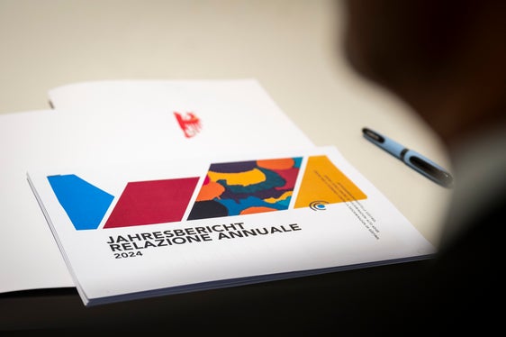 La difensora civica Veronika Meyer ha presentato la sua relazione annuale al presidente Arno Kompatscher. (Foto: USP/Fabio Brucculeri)