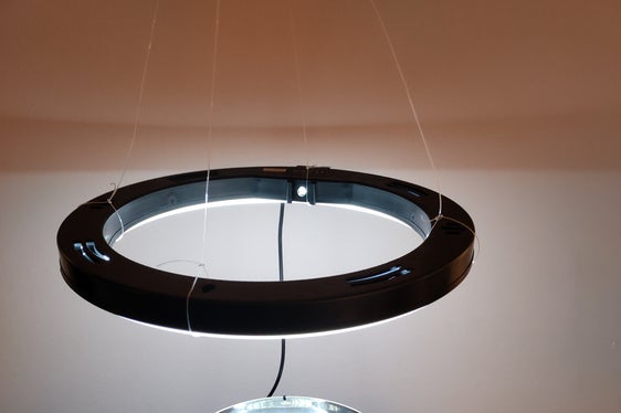 Ausstellung Hybrid der Abschlussklassen der Cademia im Luis-Trenker-Saal in St. Ulrich: Im Bild das Werk Liquid Syntax von Alan Major, mixed technique. (Foto: LPA/Ladinische Bildung und Kultur)