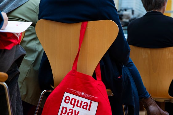 Am Freitag, 21. April 2023 sind die roten Taschen samt Infomaterial wieder auf insgesamt 21 Infoständen in fast ganz Südtirol zu finden. Informationen dazu gibt es u.a. online unter www.provinz.bz.it/chancengleichheit. (Foto: LPA/Fabio Brucculeri)