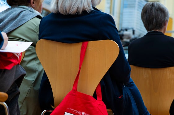 Am Freitag, 21. April 2023 sind die roten Taschen samt Infomaterial wieder auf insgesamt 21 Infoständen in fast ganz Südtirol zu finden. Informationen dazu gibt es u.a. online unter www.provinz.bz.it/chancengleichheit. (Foto: LPA/Fabio Brucculeri)