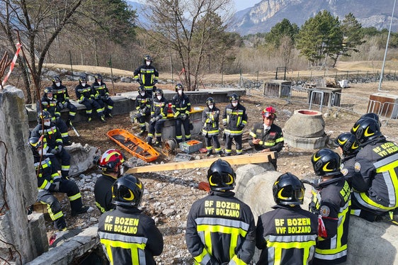 Teil der umfassenden Ausbildung: Schulung zum Suchen und Retten im städtischen Bereich (Urban Search and Rescue USAR), also der Bergung von Verschütteten nach Gebäudeeinstürzen oder Erdbeben (Foto: Berufsfeuerwehr Bozen)