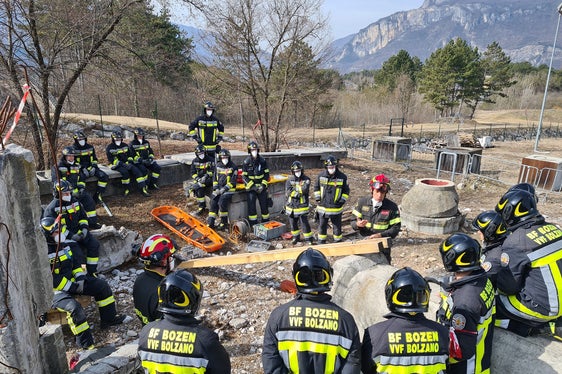 Teil der umfassenden Ausbildung: Schulung zum Suchen und Retten im städtischen Bereich (Urban Search and Rescue USAR), also der Bergung von Verschütteten nach Gebäudeeinstürzen oder Erdbeben (Foto: Berufsfeuerwehr Bozen)