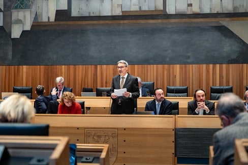 “Con questo Bilancio gettiamo le basi per un Alto Adige solidale e adatto al futuro. Il nostro obiettivo è affrontare con determinazione le sfide del nostro tempo e non lasciare indietro nessuno”, ha spiegato il presidente Kompatscher. (Foto: USP/Greta Stuefer)