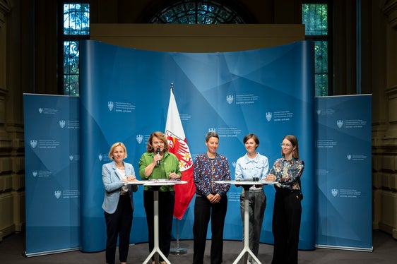 Wollen sich dafür einsetzen, den Betroffenen von sexualisierter Gewalt mehr Gehör zu verschaffen (von links) Amtsdirektorin Astrid Wiest, Landesrätin Rosmarie Pamer, Studienleiterin Gundula Ludwig sowie die Forscherinnen Julia Ganterer und Laura Volgger. (Foto: LPA/Fabio Brucculeri)
