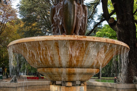 Der Wasserstrahl aus den Amphoren in der Brunnenmitte erreichte seinerzeit bis zu zehn Meter Höhe. (Foto: LPA/LDA)