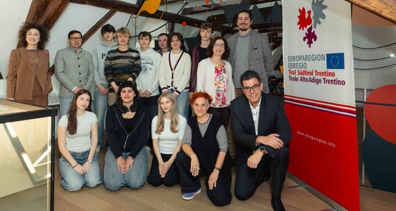 L'EuregioYoungJury 2026 all'esordio dei suoi lavori: nella foto con il Segreteriato generale dell'Euregio, il tutor e la tutor, nonché il direttore e il project manager del Bolzano Film Festival Bozen. (Foto: Rosario Multari)