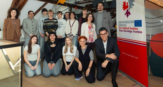 Die EuregioYoungJury 2026 hat ihre Arbeiten aufgenommen: Im Bild mit dem Euregio-Generalsekretariat dem Tutor und der Tutorin sowie dem Direktor und der Projektverantwortlichen des Bolzano Fim Festival Bozen. (Foto: Rosario Multari)