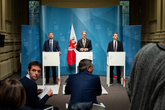 Die technische Vereinbarung zwischen der Gemeinde Meran und dem Verteidigungsministerium, in Abstimmung mit dem Land Südtirol, wurde heute von Landeshauptmann Arno Kompatscher (Mitte) in einer Pressekonferenz ( im Bild mit Landesrat Daniel Alfreider, links, und Ressortdirektor Martin Vallazza) nach der Sitzung der Landesregierung vorgestellt. (Foto: LPA/Fabio Brucculeri)