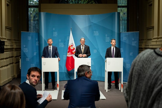 Die technische Vereinbarung zwischen der Gemeinde Meran und dem Verteidigungsministerium, in Abstimmung mit dem Land Südtirol, wurde heute von Landeshauptmann Arno Kompatscher (Mitte) in einer Pressekonferenz ( im Bild mit Landesrat Daniel Alfreider, links, und Ressortdirektor Martin Vallazza) nach der Sitzung der Landesregierung vorgestellt. (Foto: LPA/Fabio Brucculeri)
