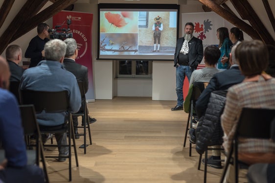 Il calendario contiene molte foto di natura e paesaggio, ma anche di persone e architettura. Ogni mese c'è una foto a pagina intera e un collage di tre (come mostrato qui nella sala della Casa della Pesa, dove si è tenuta la presentazione). (Foto: USP/Patrizia Corriero)