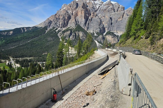 Verrà realizzata una corsia ciclabile in direzione del Passo Valparola, pensata per promuovere la mobilità sostenibile e valorizzare l'attrattività del territorio per gli amanti delle due ruote, aveva specificato l'assessore provinciale Daniel Alfreider a inizio lavori. (Foto: USP/Dipartimento Infrastrutture e Mobilità)