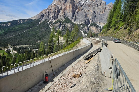 Verrà realizzata una corsia ciclabile in direzione del Passo Valparola, pensata per promuovere la mobilità sostenibile e valorizzare l'attrattività del territorio per gli amanti delle due ruote, aveva specificato l'assessore provinciale Daniel Alfreider a inizio lavori. (Foto: USP/Dipartimento Infrastrutture e Mobilità)