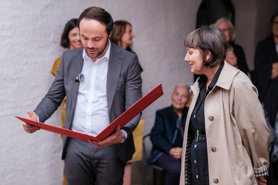 Drexels Kunst sei eine, die hinterfragt, die aber auch die Gewissheit auf eine positive Weiterentwicklung gibt, sagte Landesrat Philipp Achammer bei der Preisverleihung in Glurns. (Foto: LPA/Bürgergenossenschaft Obervinschgau/Simon Graf)