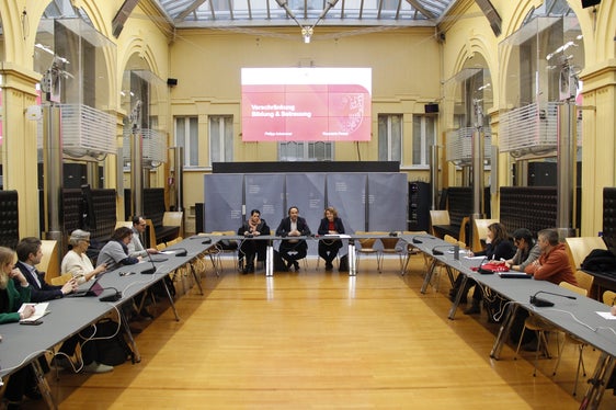 Die ersten Zwischenergebnisse der Arbeitsgruppe zur Verschränkung von Bildung und Betreuung wurden am 5. Februar vorgestellt. (Foto: LPA/Hannes Wisthaler)