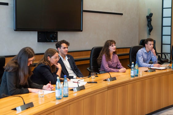 I rappresentati di sh.asus: nella foto (da sinistra) la collaboratrice Astrid Pichler, Magdalena Scherer, Alexander von Walter, Ariane Benedikter e Luca Pini (Foto: ASP/Fabio Brucculeri)