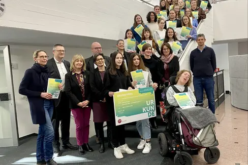 Erster Preis im Wettbewerb zur politischen Bildung für die Fachschule Tisens, v. l. 1. Reihe: Direktorin Gudrun Ladurner, Landesdirektor der deutschen Berufsbildung, Peter Prieth, Caritas-Direktorin Beatrix Mairhofer, Madeleine Rohrer vom Dachverband für Natur- und Umweltschutz, 2. Reihe: Hans-Georg Lambertz, Christine Gutgsell, Lehrerin Veronika Knoll, Integrationsmitarbeiterin Margareth Oberkalmsteiner, 5. Reihe: Christine Holzner mit Klasse (Foto: LPA/Fachschule Tisens)