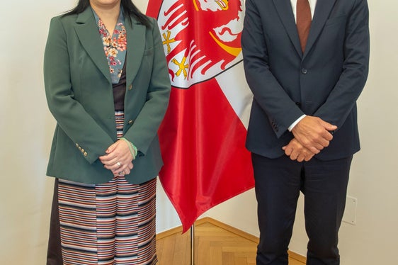 La ministra degli Esteri del governo tibetano in esilio Kalon Norzin Dolma posa con il presidente Arno Kompatscher (Foto: ASP/Fabio Brucculeri)