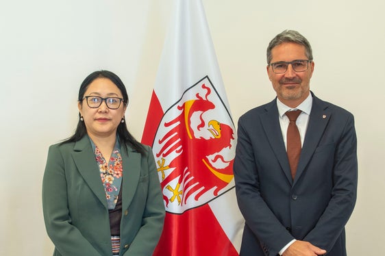 La ministra degli Esteri del governo tibetano in esilio Kalon Norzin Dolma posa con il presidente Arno Kompatscher (Foto: ASP/Fabio Brucculeri)