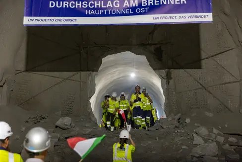 Am Vormittag des 28. Juli wurden an der Staatsgrenze am Brenner die beiden Haupttunnelröhren des Brenner Basistunnels (BBT) durchbrochen. Etwa 1.400 Meter unterhalb des Brennerpasses konnten sich österreichische und italienische Mineure nach dem historischen Durchschlag die Hände reichen. (Foto: LPA/Ressort Infrastrukturen und Mobilität/BBT SE)