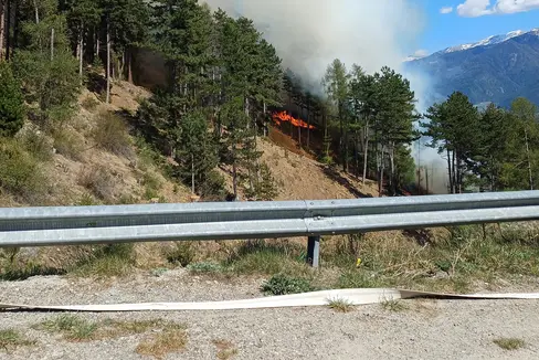 Il 22 aprile alle ore 14.58 è stato dato l'allarme per un incendio boschivo a Corzes; il luogo dell'incendio era situato sulla Sonnenberger Leiten, nel comune di Silandro. (Foto: USP/Ispettorato forestale Silandro)