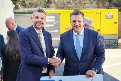 Infrastrukturen- und Mobilitätslandesrat Daniel Alfreider und EU-Kommissar Apostolos Tzitzikostas mit dem Südtirolmobil-Fix365, der als europäische „Mobility Action“ ausgezeichnet wurde. (Foto: LPA/Ingo Dejaco)