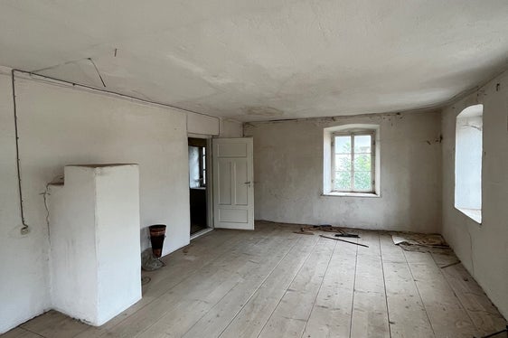 La casa presenta una disposizione degli ambienti semplice e funzionale, con una scala d'epoca nell'ingresso laterale, e un arredamento di qualità con finestre, porte, pavimenti, rivestimenti del salotto e due stufe a torre in mattoni. (Foto:ASP/Soprintendenza ai beni culturali)