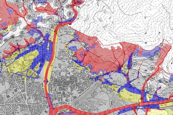 Per sviluppare ulteriormente le aree di insediamento dell'Alto Adige e definire le aree sicure, i Comuni devono redigere un piano delle zone a rischio. Esso si distingue in quattro zone e tre livelli di pericolo (Foto: ASP)