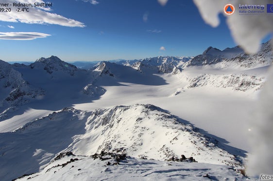 Im Rahmen des interregionalen Gletschermonitoring-Projektes wurden fünf neue Webcams zur Beobachtung hochalpiner Gebiete aufgestellt, sie ermöglichen Blicke auf den Übeltalferner im Ridnauntal (im Bild), den Weißbrunnferner im Ultental, den Langenferner im Martelltal, den Oberen Ortlerferner in Trafoi und den Rieserferner in Rein in Taufers. (Quelle: Website Projekt GLISTT)