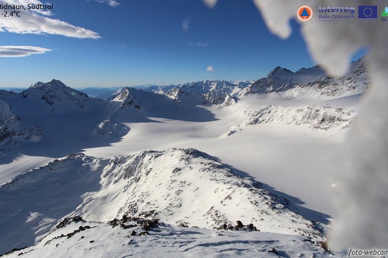 Im Rahmen des interregionalen Gletschermonitoring-Projektes wurden fünf neue Webcams zur Beobachtung hochalpiner Gebiete aufgestellt, sie ermöglichen Blicke auf den Übeltalferner im Ridnauntal (im Bild), den Weißbrunnferner im Ultental, den Langenferner im Martelltal, den Oberen Ortlerferner in Trafoi und den Rieserferner in Rein in Taufers. (Quelle: Website Projekt GLISTT)