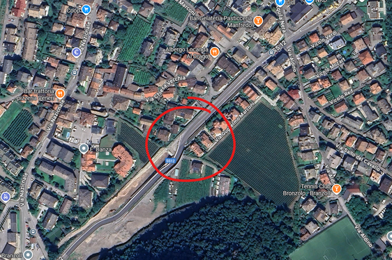 Nel tratto di deviazione “sud” della SS.12 presso la nuova galleria artificiale, l’impresa prevede di attivare nelle prossime settimane un senso unico alternato per consentire lo spostamento del tracciato nella sua posizione definitiva (futura strada comunale). (Foto: USP/Dipartimento Infrastrutture e Mobilità)