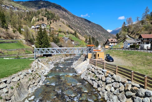 Die neue Pegelmessstelle am Suldenbach in Stilfser Brücke weist eine innovative brückenartige Struktur auf. (Foto: LPA/Landesamt für Hydrologie und Stauanlagen in der Agentur für Bevölkerungsschutz)