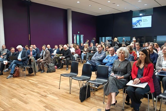 Das Thema Souveränität im Digitalen lockte zahlreiche Teilnehmer und Teilnehmerinnen zum Forum Digital in die Eurac. Die Tagung wird mehrmals im Jahr von der Agentur für ein digitales Südtirol (ADAS) organisiert. (Foto: LPA/Ursula Pirchstaller)