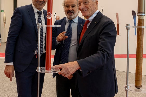 Da sinistra il presidente Kompatscher, Stefano Podini e il presidente del CONI Buonfiglio, stregati dal fascino delle torce olimpiche. (Foto: USP/Silvia Obwexer)