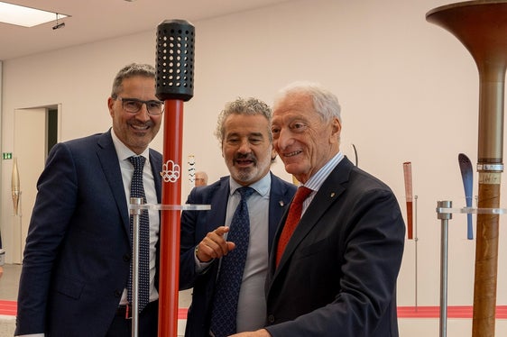 Da sinistra il presidente Kompatscher, Stefano Podini e il presidente del CONI Buonfiglio, stregati dal fascino delle torce olimpiche. (Foto: USP/Silvia Obwexer)