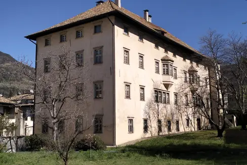 Der Ansitz Rottenbuch in Bozen-Gries mit Kernbau aus dem 14. Jahrhundert, der seit 1951 unter Denkmalschutz steht, ist Sitz des Landesdenkmalamtes. (Foto: LPA/Maja Clara)