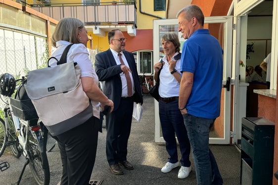 Durante un incontro presso la sede del Distretto sanitario in via Claudia Augusta a Bolzano/Oltrisarco: la direttrice della Ripartizione Prevenzione sanitaria e Salute Laura Schrott, il direttore generale Christian Kofler, l’assessore provinciale alla Prevenzione sanitaria e Salute Hubert Messner e il direttore dei servizi infermieristici del Distretto sanitario di Bolzano Thomas Kirchlechner. (Foto: USP/Angelika Schrott)