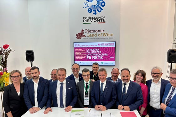 Unterzeichnung der Rahmenvereinbarung: Landesrat Luis Walcher (vordere Reihem Zweiter von rechts), Laimburg-Direktor Michael Onerhuber (hintere Reihe, Zweiter von rechts) (Foto: LPA/Ressort Landwirtschaft, Forstwirtschaft und Tourismus/sp)