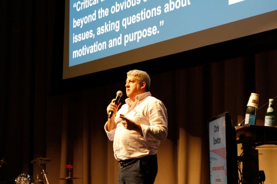 Der Berater, Aus- und Fortbildner Chris Sowton betonte in seinem Vortrag die Bedeutung der Förderung des kritischen Denkens als zentrale Bildungsaufgabe. (Foto: LPA/Verena Hilber)