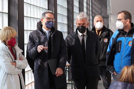 Nell'ambito di un sopralluogo il presidente, Arno Kompatscher, l'assessora al sociale, Waltraud Deeg, e l'assessore alla protezione civile, Arnold Schuler, hanno constatato personalmente lo stato dei preparativi in corso presso il Centro di prima accoglienza di Bolzano Sud (Foto: ASP/Maja Clara)