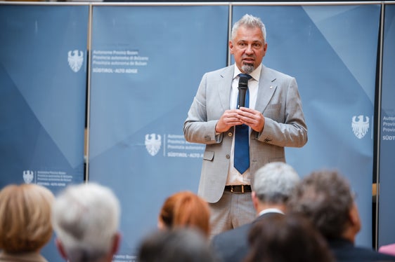 Il direttore generale Alexander Steiner ha unito i ringraziamenti rivolti ai meritevoli ex dipendenti alla richiesta di incoraggiare i giovani a intraprendere una carriera nell'Amministrazione provinciale. (Foto: USP/Bernhard Aichner)