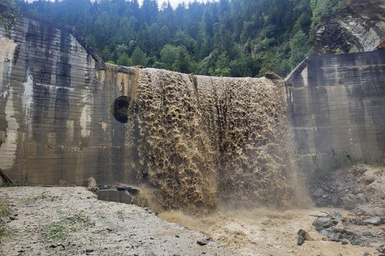 Le strutture di protezione svolgono la loro funzione: dopo una frana di fango, il bacino di contenimento sopra Cengles ha trattenuto circa 10.000 metri cubi di materiale (Foto: ASP/Ufficio Sistemazione bacini montani ovest)