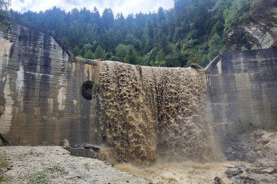 Le strutture di protezione svolgono la loro funzione: dopo una frana di fango, il bacino di contenimento sopra Cengles ha trattenuto circa 10.000 metri cubi di materiale (Foto: ASP/Ufficio Sistemazione bacini montani ovest)
