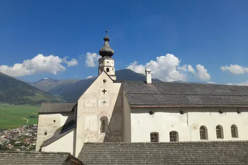 Più calda e più umida della media: questi gli aggettivi dell’estate 2024. L’immagine è stata scattata il 23 agosto presso l’Abbazia di Monte Maria, sopra Burgusio in Val Venosta. Nel monastero benedettino più alto d’Europa si trova la più antica stazione meteorologica dell’Alto Adige (e dell’Austria), con registrazioni che risalgono a quasi 170 anni fa. (Foto: USP/Maja Clara)