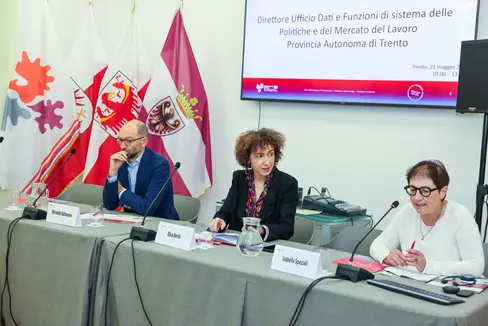 Sie diskutierten über den Arbeitsmarkt in der Euregio (von links): Riccardo Salomone, Präsident der Arbeitsagentur, Elisa Bertò vom Generalsekretariat der Euregio und Isabella Speziali, Leiterin der Abteilung Daten und Systemfunktionen der Arbeitsmarktpolitik der Arbeitsagentur. (Foto: Juliet Astafan/Archiv Pressestelle der Autonomen Provinz Trient)