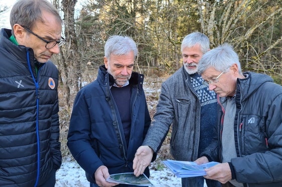 Un altro momento del sopralluogo a Falzes: nella foto (da sinistra) il direttore dell'Agenzia per la protezione civile Klaus Unterweger, l'assessore provinciale Arnold Schuler, il tecnico Martin Moser e il consigliere comunale Silvester Regele (Foto: ASP/Agenzia per la protezione civile/Judith Weissensteiner)