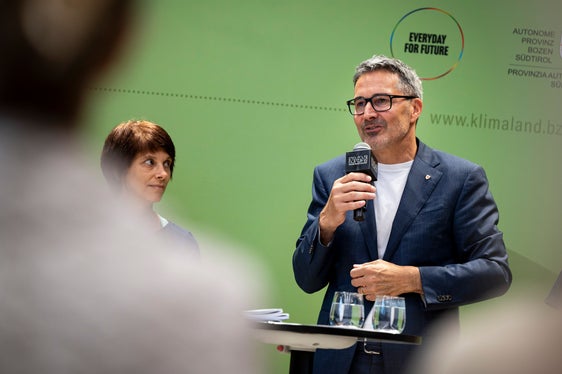 Landeshauptmann Kompatscher unterstrich die Bedeutung des Beteiligungsprozesses: Klimabürgerrat und Stakeholder Forum Klima haben mit großem Engagement gearbeitet und einen wertvollen Beitrag geleistet. Nun gilt es, den Dialog mit den Bürgerinnen und Bürgern sowie den gesellschaftlichen Gruppen fortzusetzen. (Foto: LPA/Fabio Brucculeri)