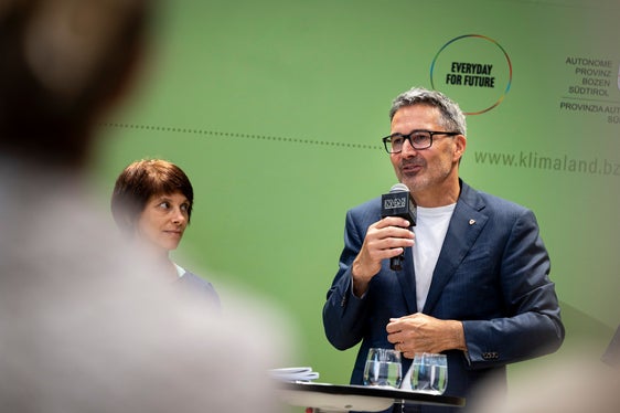 Landeshauptmann Kompatscher unterstrich die Bedeutung des Beteiligungsprozesses: Klimabürgerrat und Stakeholder Forum Klima haben mit großem Engagement gearbeitet und einen wertvollen Beitrag geleistet. Nun gilt es, den Dialog mit den Bürgerinnen und Bürgern sowie den gesellschaftlichen Gruppen fortzusetzen. (Foto: LPA/Fabio Brucculeri)