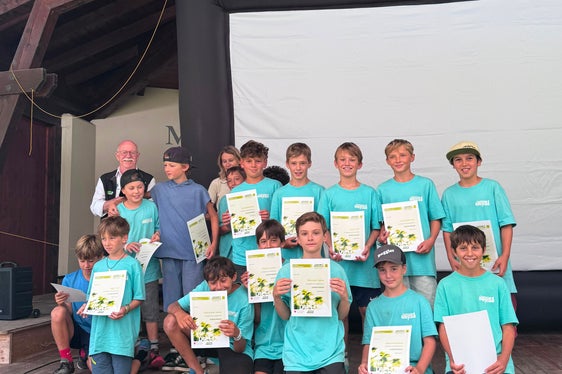 Die Ausbildung Junior Ranger Naturparks Südtirol 2026 fand in den drei Naturparks Schlern-Rosengarten, Puez-Geisler und Rieserferner-Ahrn statt - im Bild die Junior Ranger des Naturparks Schlern-Rosengarten mit AVS-Präsident Georg Simeoni und Dagmar Emeri vom Naturparkhaus Schlern-Rosengarten. (Foto: LPA/Landesamt für Natur)