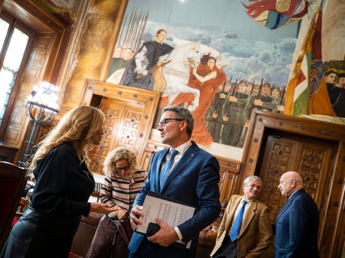 Il presidente Kompatscher a colloquio con Valentina Noce, segretaria particolare del ministro Nordio, sullo sfondo da sinistra la segretaria generale della Regione Trentino-Alto Adige Gabriele Morandell, il presidente della Corte d'appello di Trento Eugenio Gramola e il ministro della Giustizia Carlo Nordio (Foto: USP/Fabio Brucculeri)