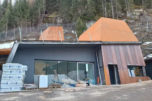 Das Landesbergbaumuseum Prettau erhält einen neuen Zubau für museale Zwecke, die Arbeiten sollen noch in diesem Winter abgeschlossen werden. (Foto: LPA/ Landesamt für Hochbau Ost)